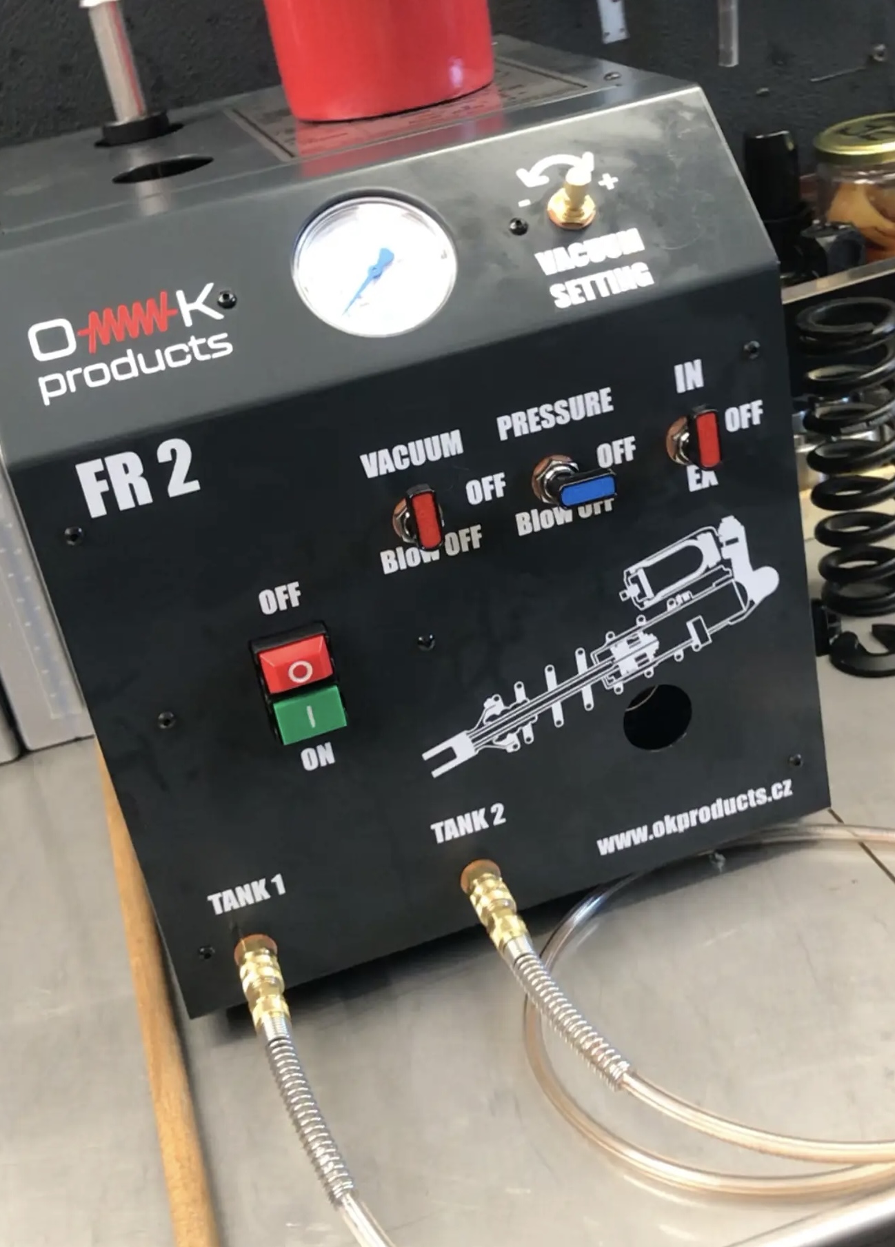 Vakuová plnička na servis tlumičů Fox, RockShox a další.
